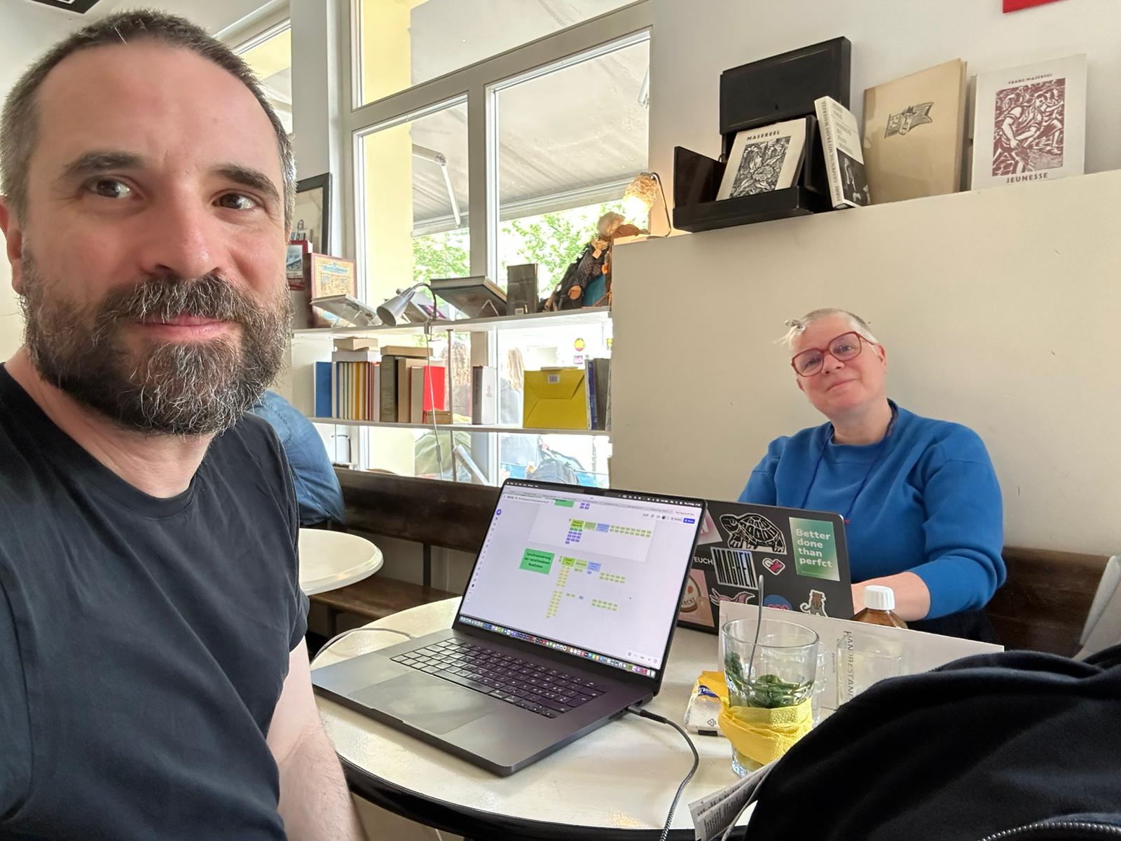 Nadja working on a Kanban board on a laptop in a café