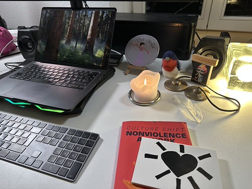 Mobiler Arbeitsplatz mit Laptop, Kerze und Notizbüchern