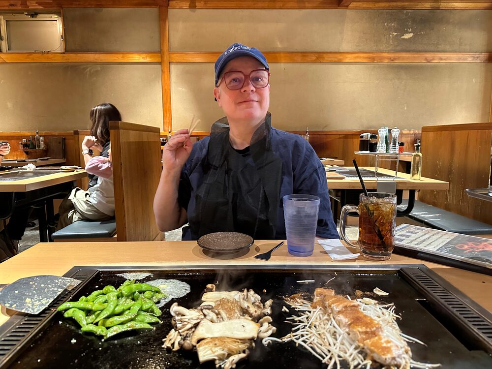 Nadja an einem Teppanyaki-Grill in Japan