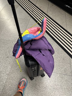 Koffer und Mantel auf dem Weg zum nächsten Termin
