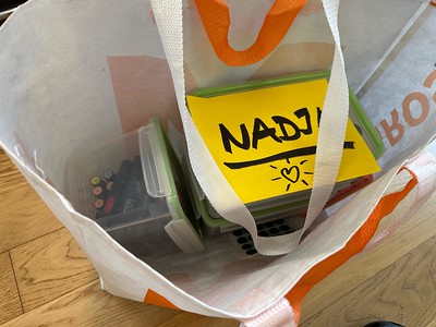Tasche voller Material mit einem Zettel mit der Aufschrift Nadja