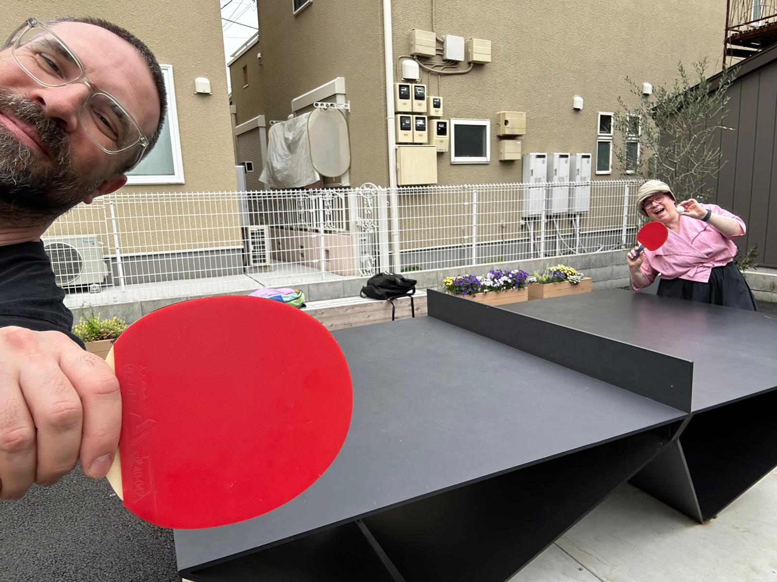 Tischtennis in einem Hinterhof in Japan